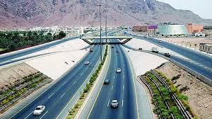 بالفيديو.. خبير يُعدد 4 مزايا لاستراتيجية قطاع الطرق بالمملكة 