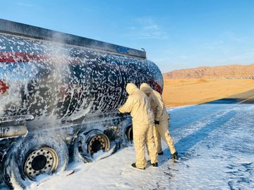 الدفاع المدني يباشر حريقًا جزئيًا في ناقلة وقود