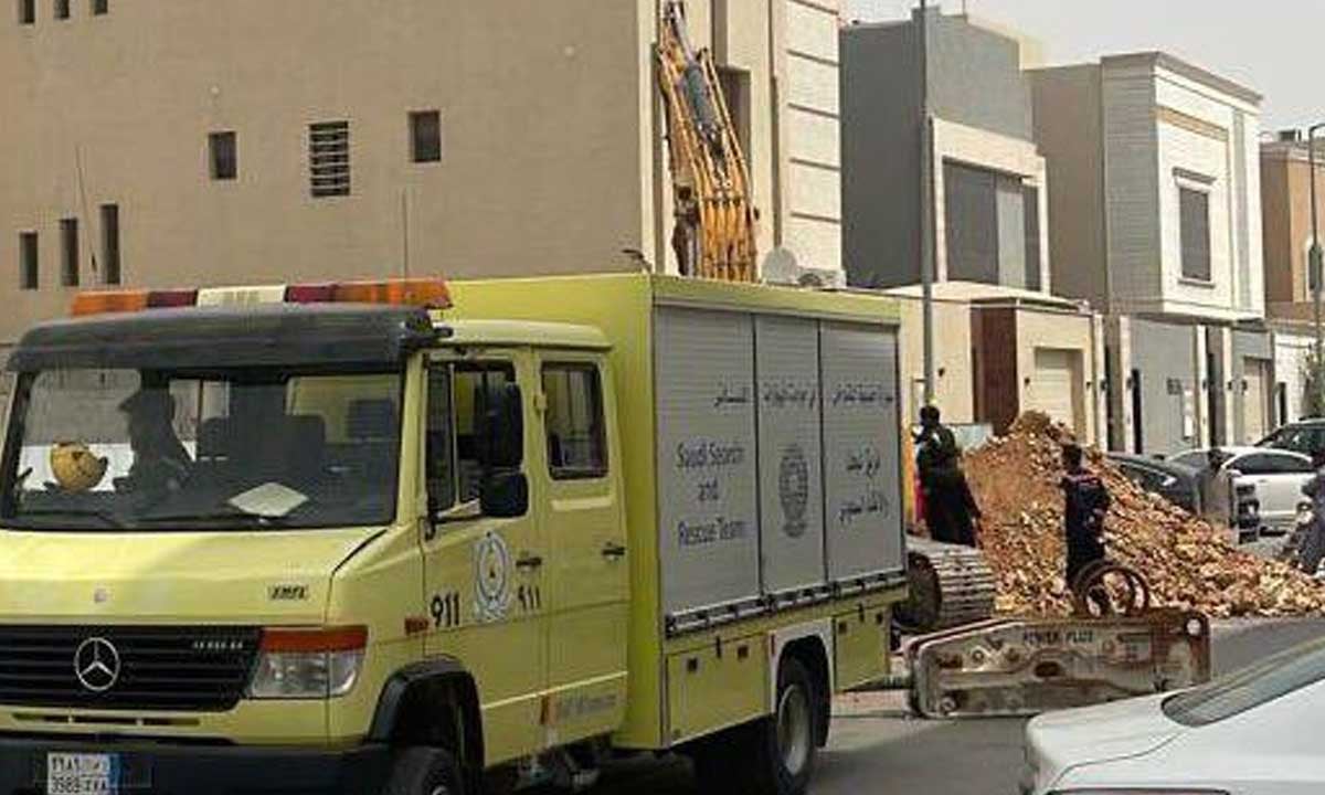 "مدني الرياض": إنقاذ شخصين علقا في حفرة إثر هبوط في تربة مبنى قيد الإنشاء 