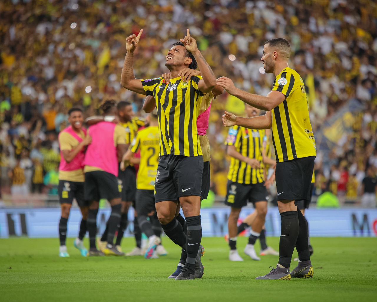 فرحة رومارينهو بهدفه في مرمى النصر
