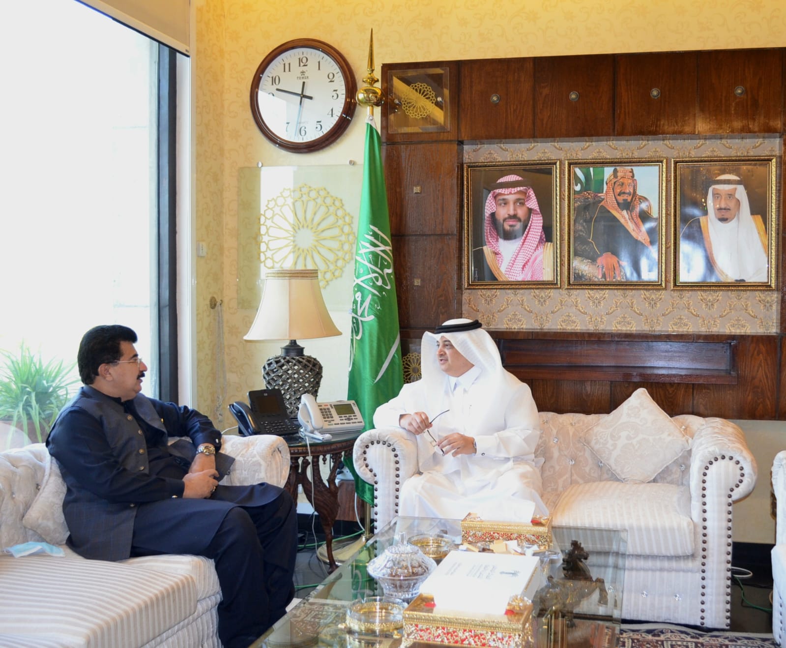 سفير خادم الحرمين بإسلام آباد يستقبل رئيس مجلس الشيوخ الباكستاني
