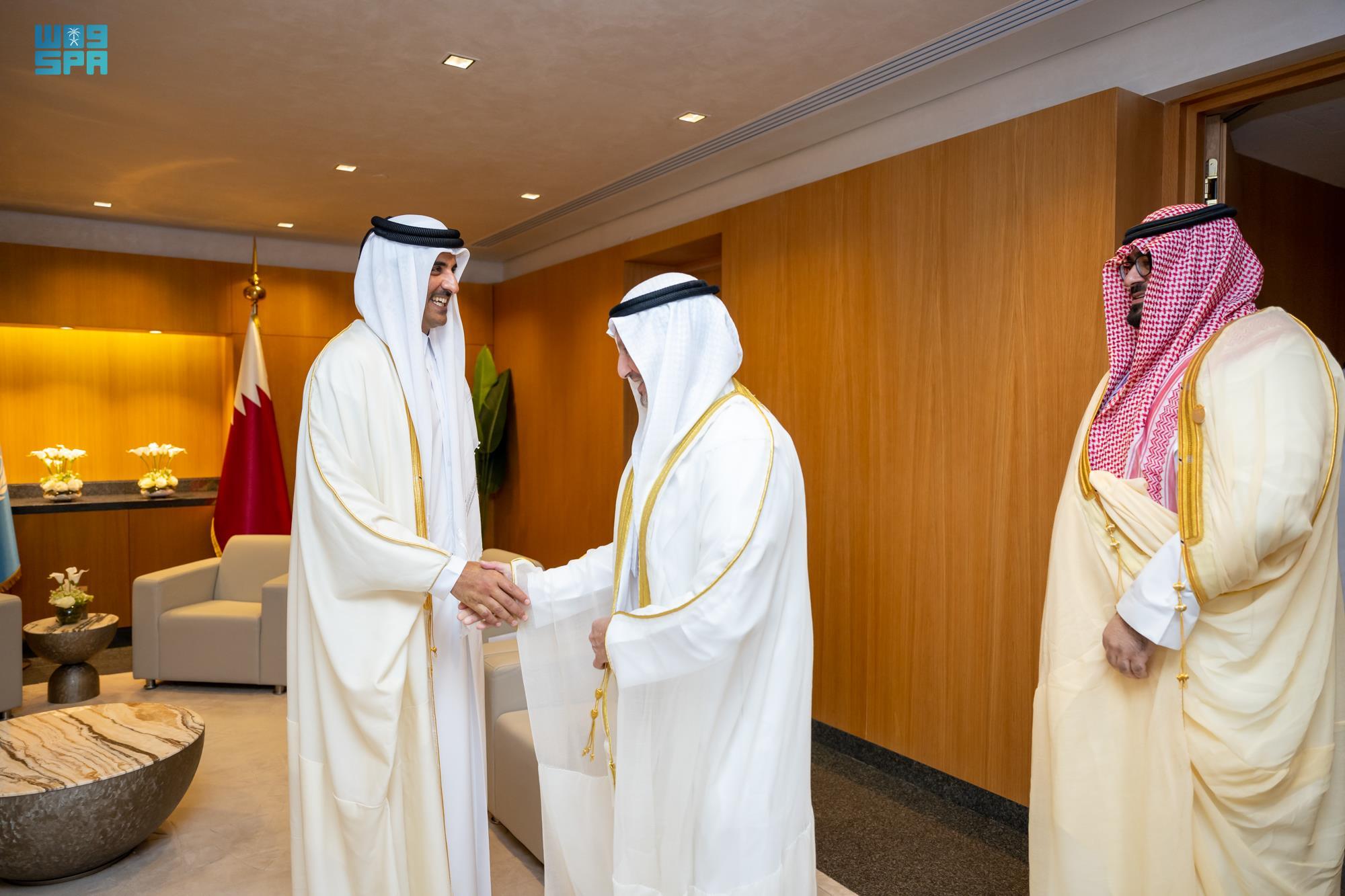 أمير قطر يستقبل وزير الاقتصاد