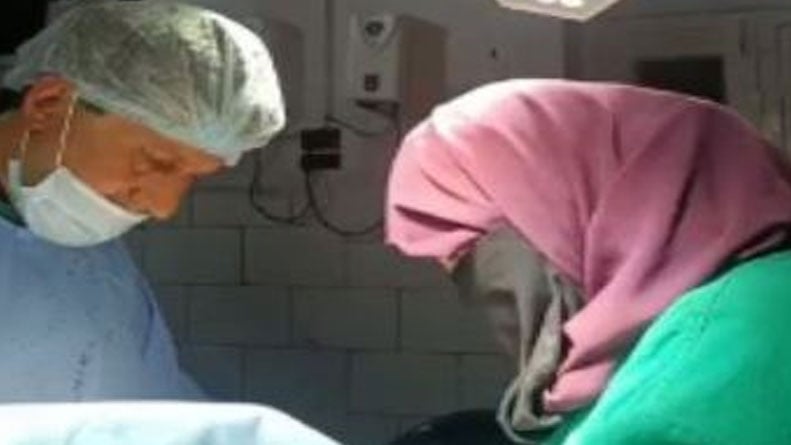 بالفيديو.. فريق طبي فى باكستان يواصل إجراء عملية جراحية أثناء وقوع الزلزال