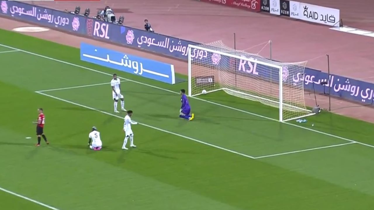 التعاون يتعادل مع الرائد بهدفين لكل منهما في دوري روشن