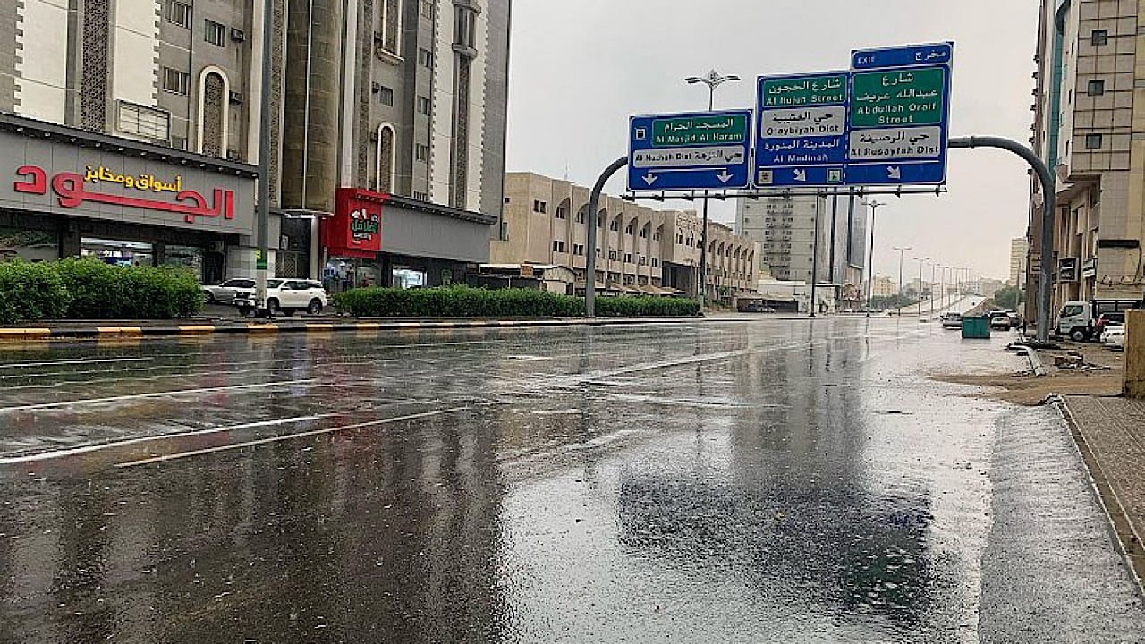 الدفاع المدني يُطالب سكان مكة بتوخي الحذر لاحتمالية هطول أمطار