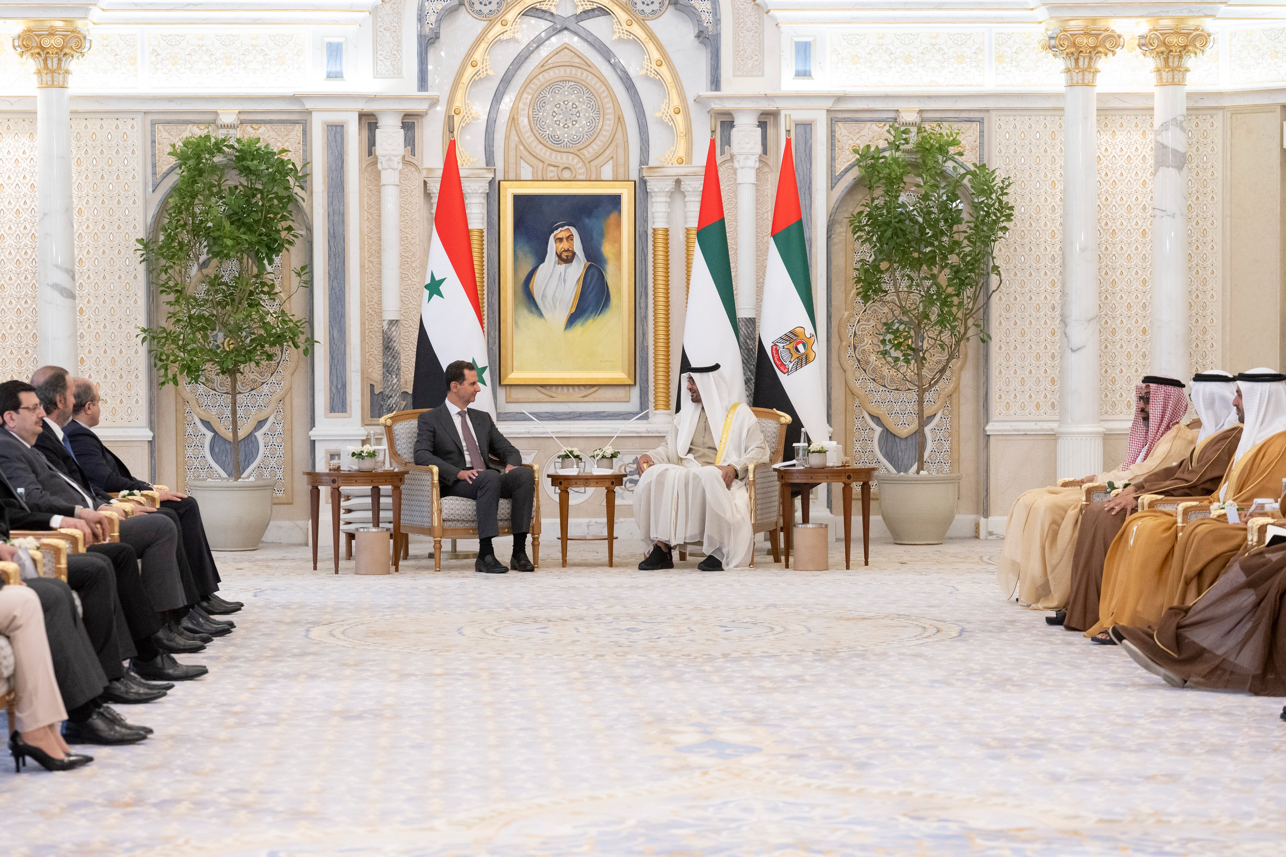 قرقاش عن زيارة الأسد للإمارات: عالمنا العربي أولى بالتصدى لقضاياه