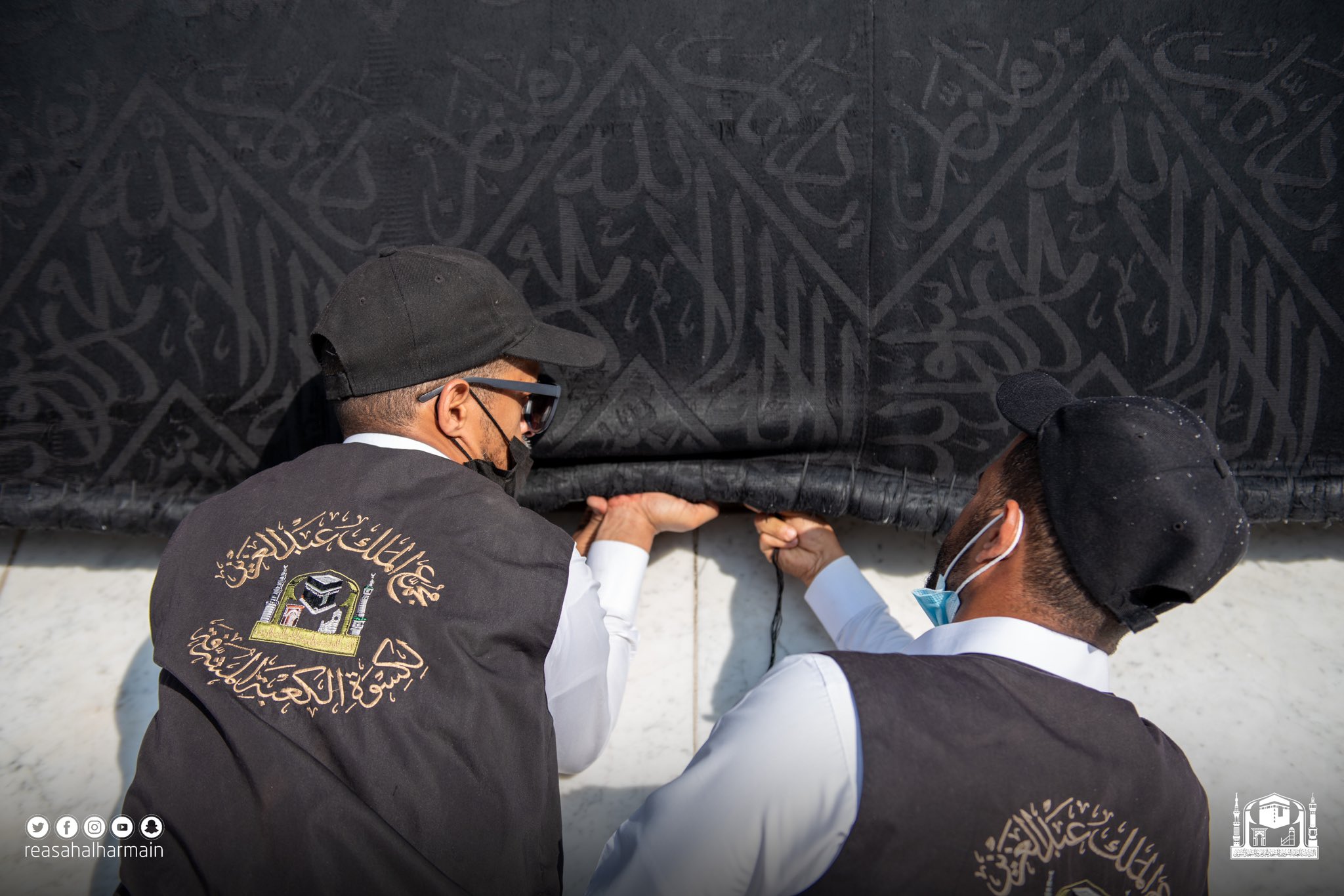 اهتمامًا بكسوة الكعبة.. استبدال القِطَع المطرَّزة حول الحجر الأسود والركن اليماني