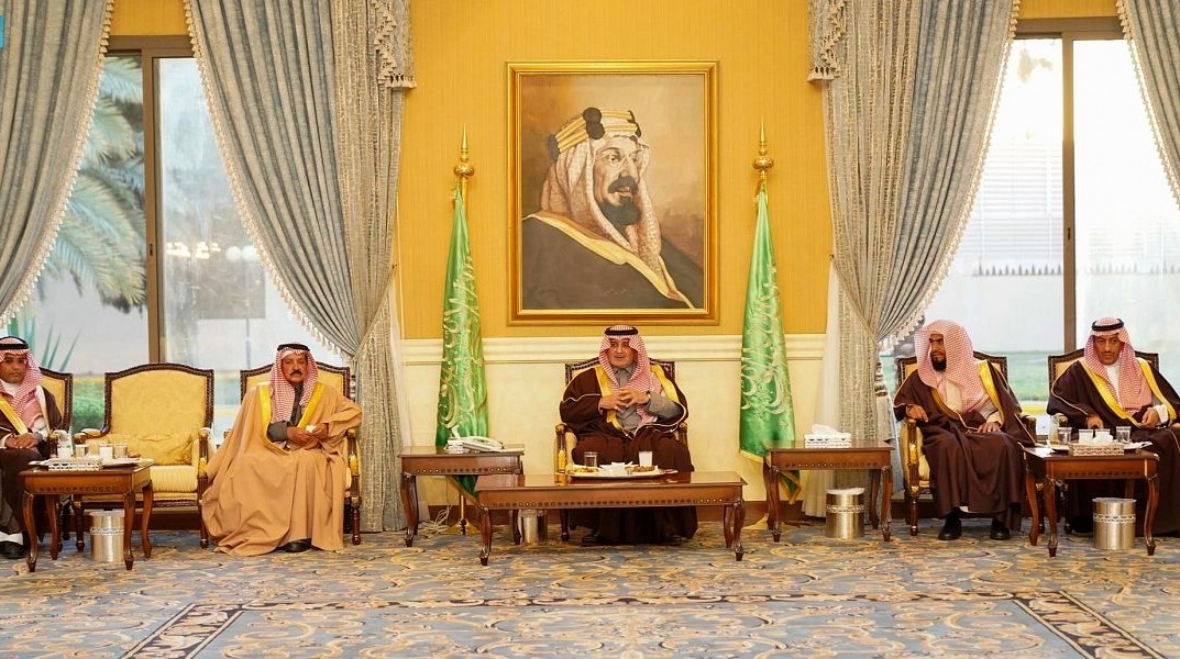 أمير تبوك يستقبل رؤساء المحاكم والمواطنين في اللقاء الأسبوعي 