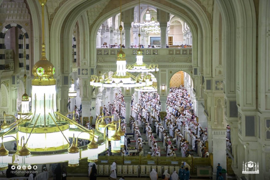 إقامة صلاتي التراويح والتهجد في أول ليلة من العشر الأواخر لشهر رمضان