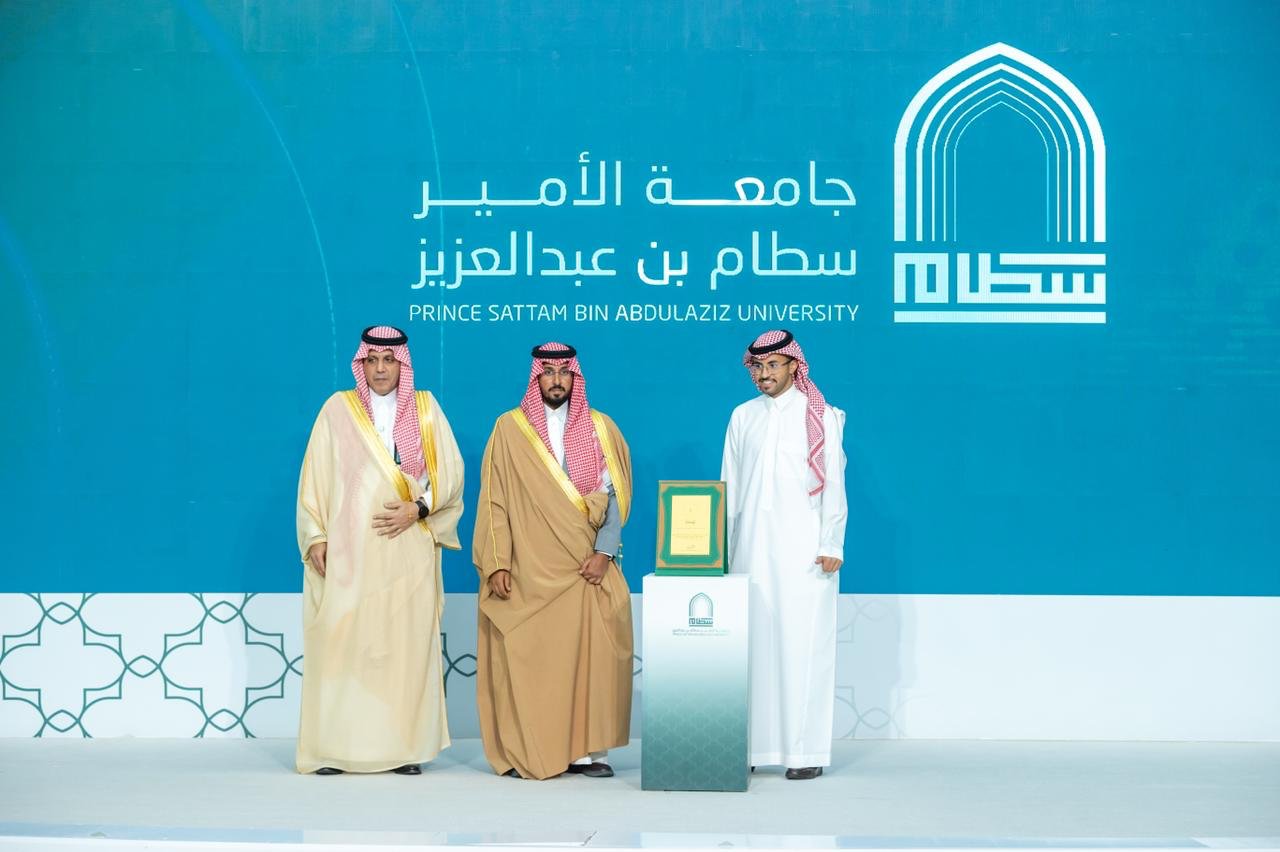 محافظ الخرج يزور جامعة الأمير سطام ويكرم عددًا من الطلبة