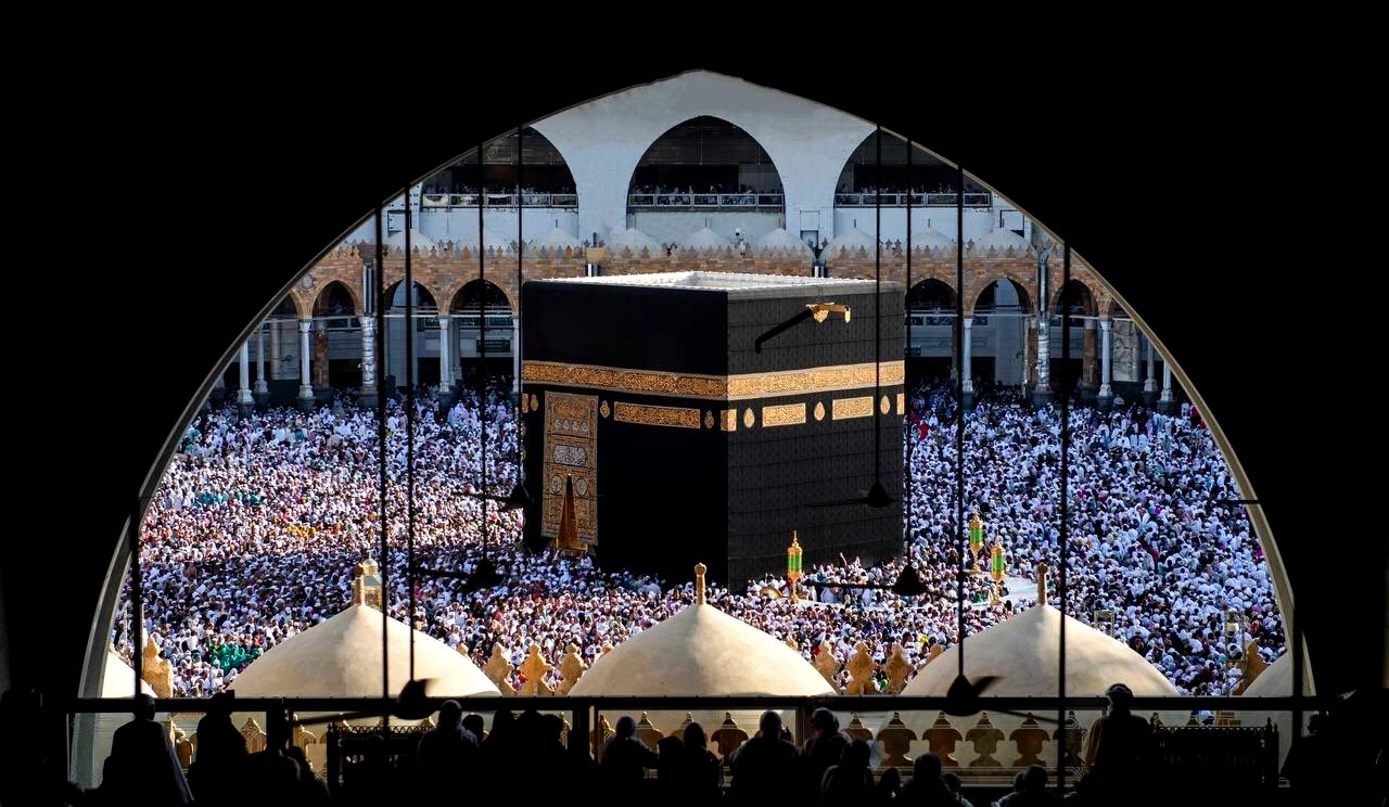 بالفيديو.. صحن الطواف يمتلئ بمعتمري الداخل والخارج مع نسائم الجمعة الندية