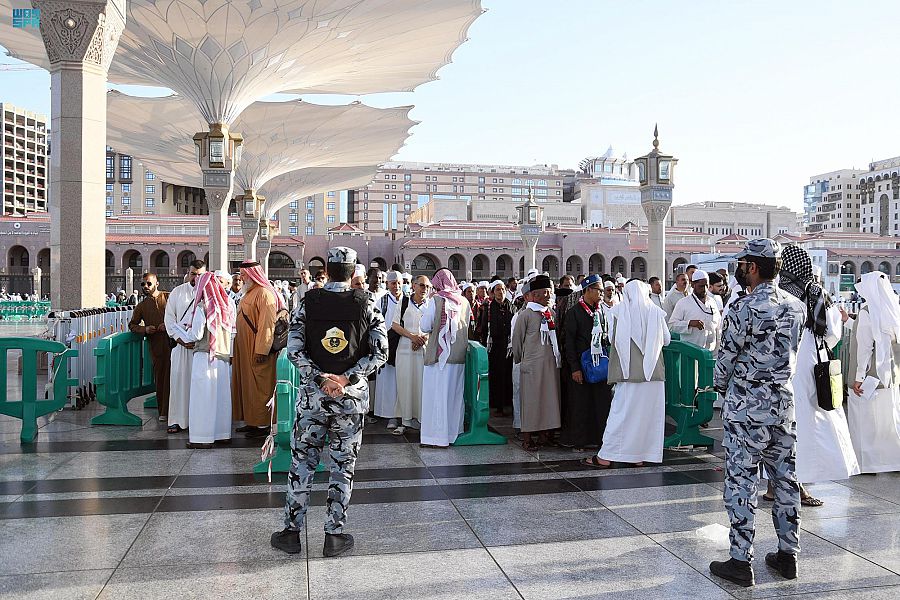 بالصور.. 60 ممرًا لتسهيل عبور آلاف المصلين إلى المسجد النبوي 
