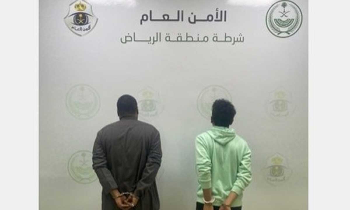 القبض على مواطنين ظهر أحدهما في مقطع يحمل سلاحًا ناريًا

