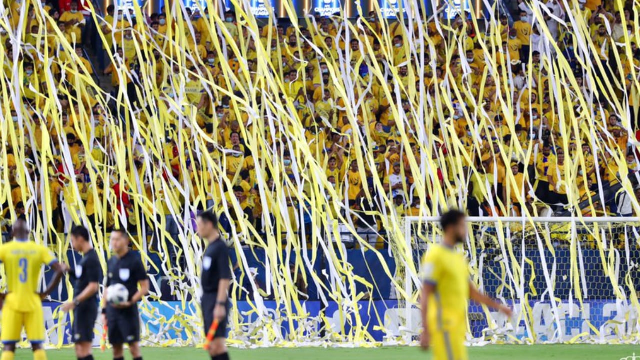 تغريم النصر 15 ألف ريال لقيام جماهيره برمي علب مياه تجاه أرضية الملعب
