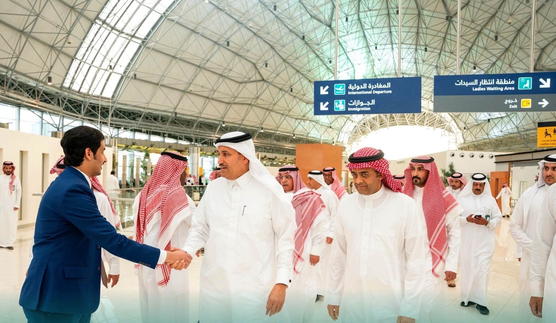 وزير النقل والخدمات اللوجيستية يتفقّد مطار نجران