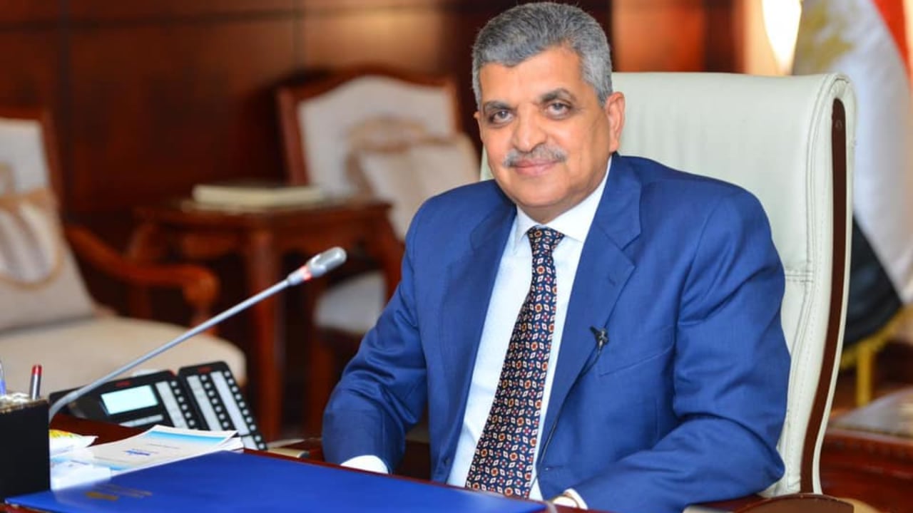 هيئة قناة السويس: نجاح تعويم السفينة الجانحة 