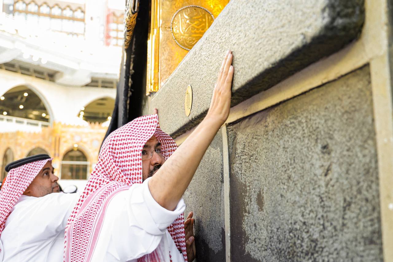 تطيب الحجر الأسود والكعبة المشرفة