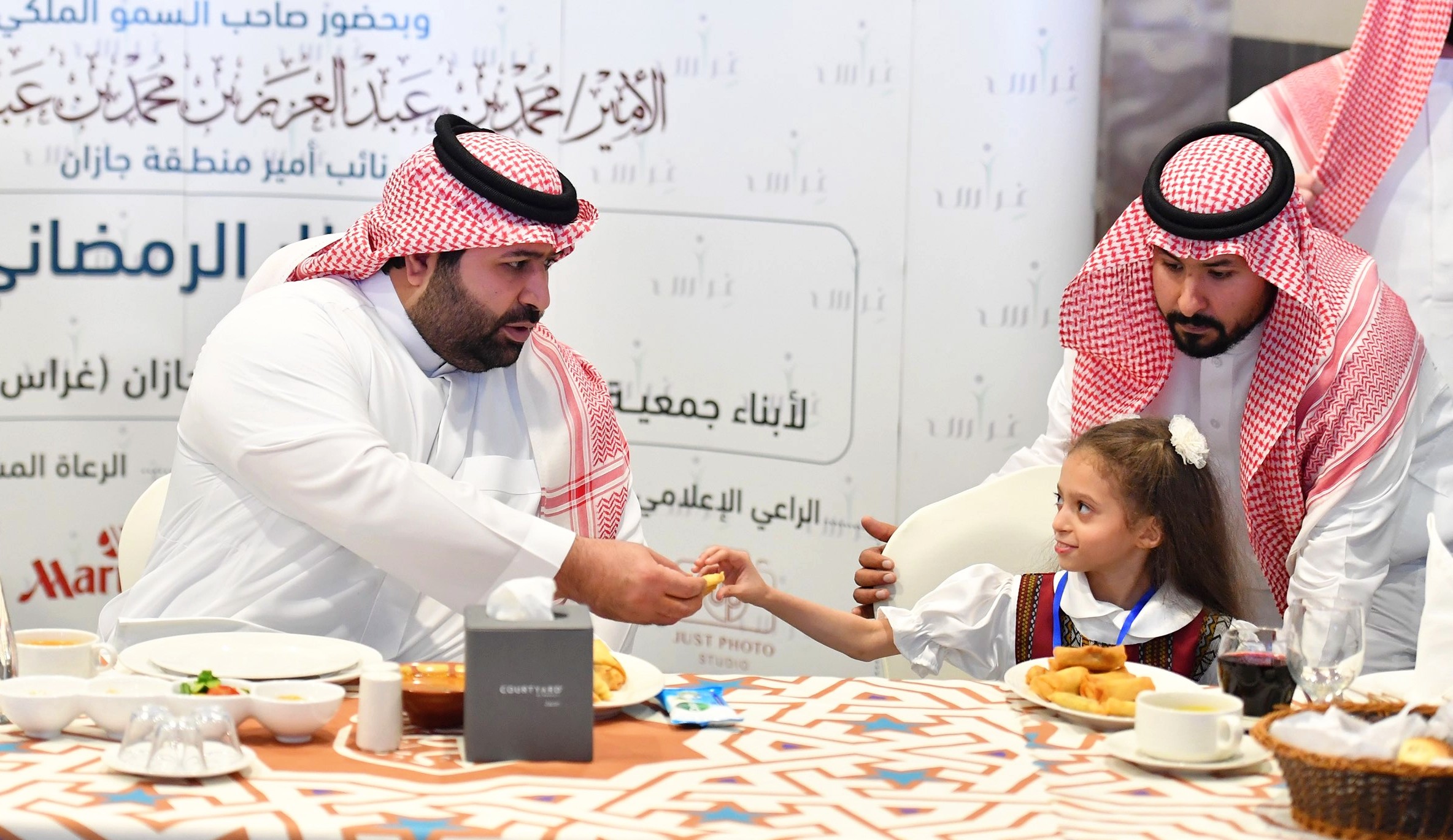 نائب أمير جازان يشارك عددًا من الأيتام وذوي الإعاقة وأبناء الشهداء إفطارهم الرمضاني