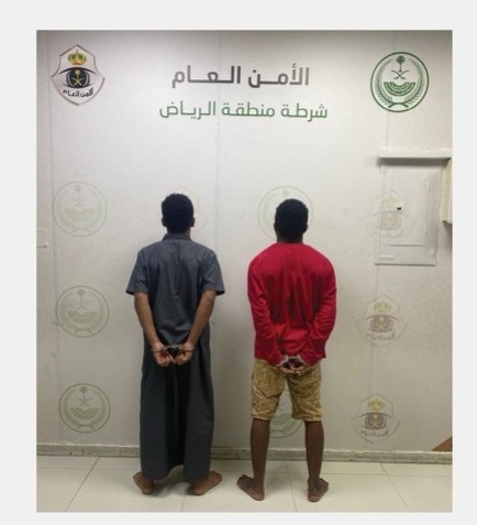 القبض على مواطنَيْن لسلبهما مندوبي تطبيقات التوصيل تحت تهديد السلاح

