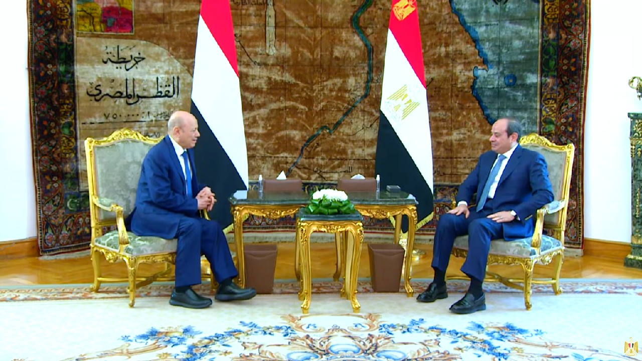 «العليمي» يطلع الرئيس المصري على مستجدات المشهد اليمني والجهود المبذولة للتسوية