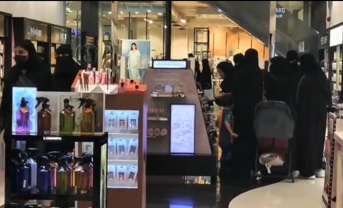 انتعاش مبيعات العطور في المملكة.. والنساء الأكثر إقبالاً على الشراء