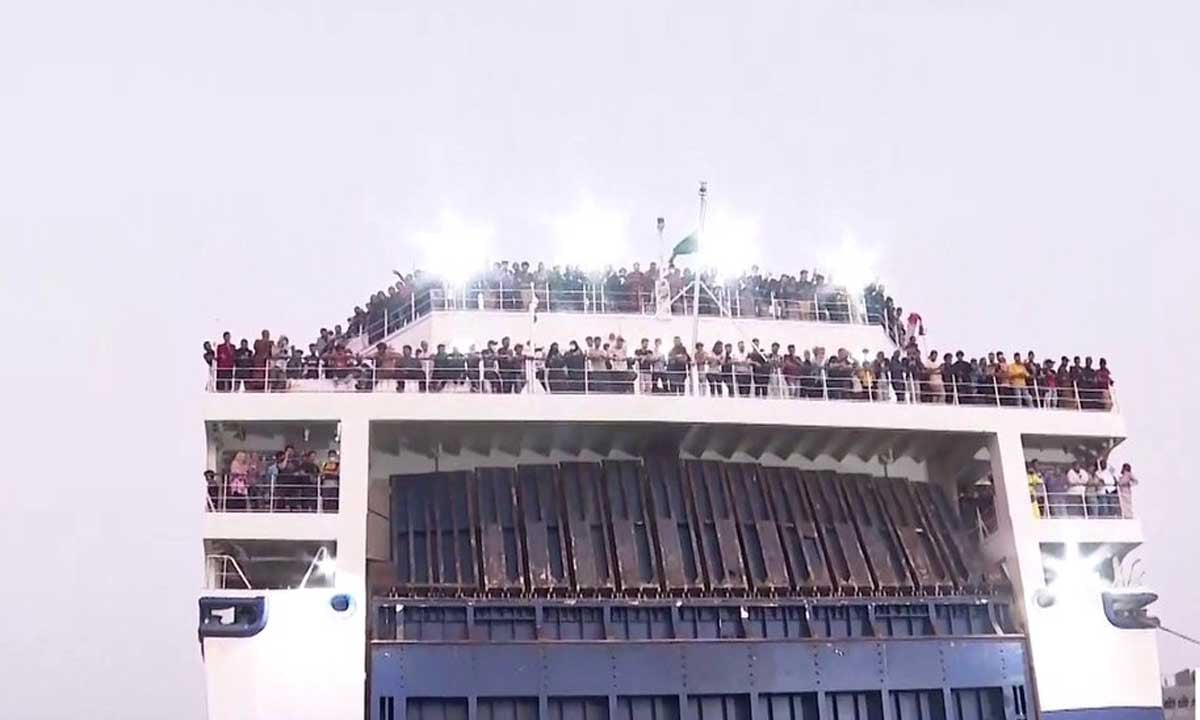 مشاهد من عملية إنزال لـ1687 شخصًا بجدة بعد إجلاؤهم من بورتسودان
