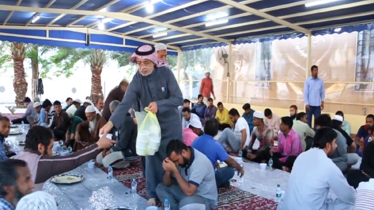 عائلة في سكاكا تواصل مبادرتها في إفطار الصائمين بمسجد والدهم منذ 8 سنوات