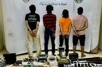 القبض على عصابة مروجي المخدرات في تبوك وضبط مواد مخدرة وأسلحة نارية
