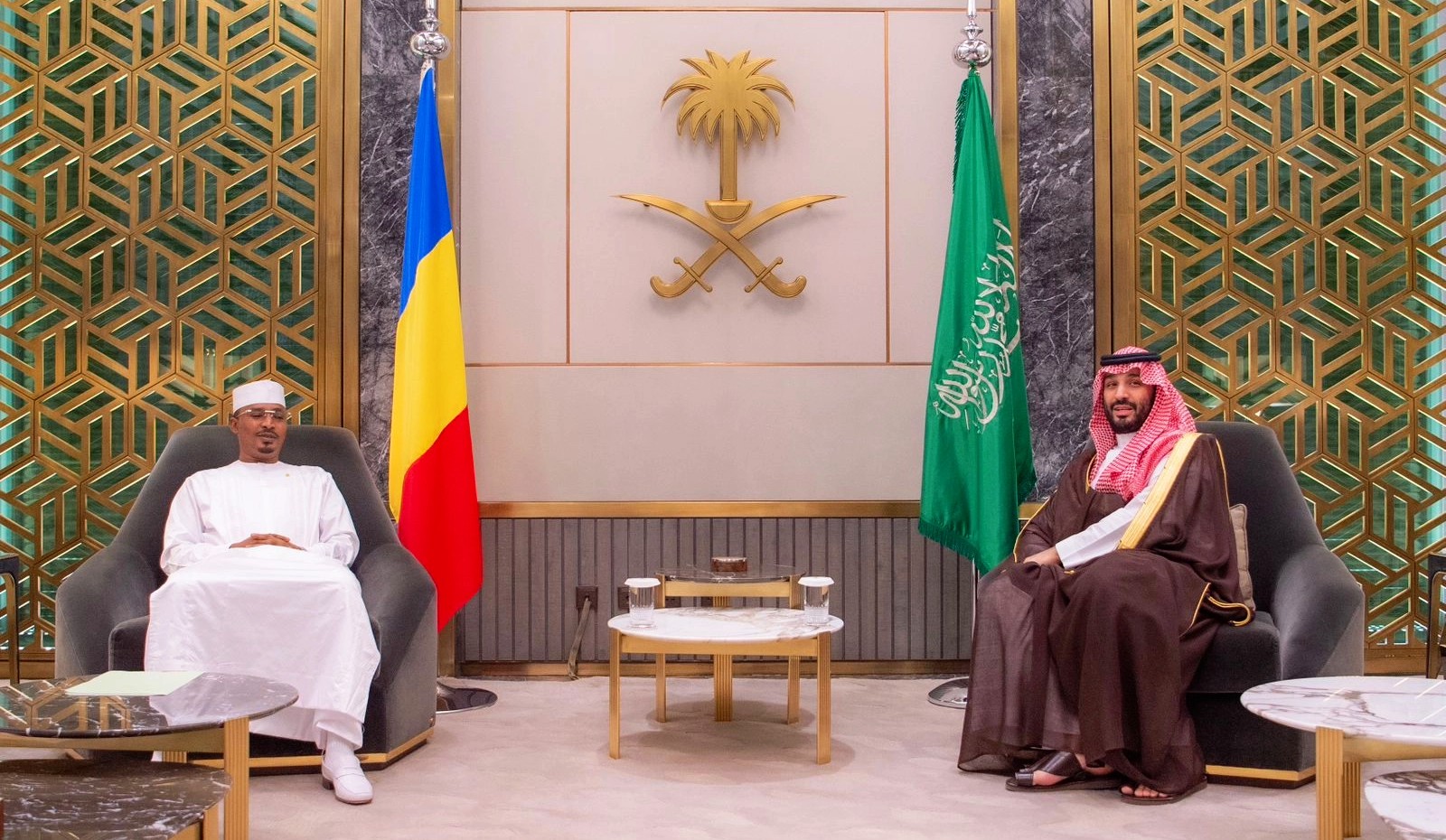 ولي العهد يستعرض العلاقات الثنائية مع رئيس المجلس العسكري في جمهورية تشاد


