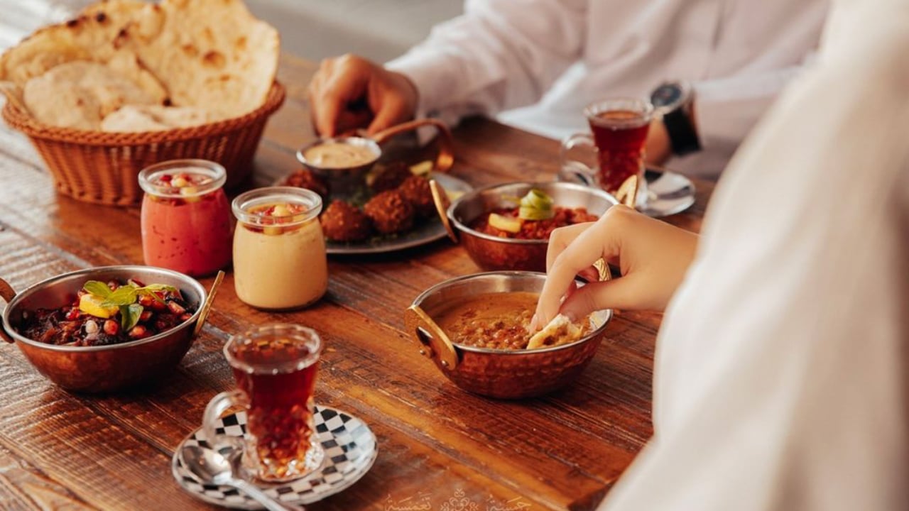 استطلاعات رأي: 65% من السعوديين أفطروا خارج منازلهم 