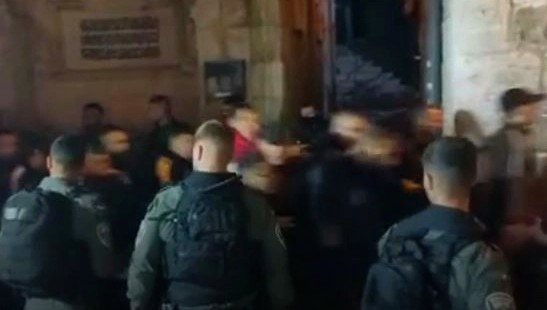 بالفيديو.. قوات الاحتلال الإسرائيلي تُخرج المعتكفين بالمسجد الأقصى بالقوة المفرطة