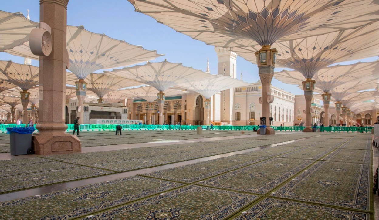 تنظيف وتعقيم وتعطير 35 ألف سجادة بالمسجد الحرام خلال شهر رمضان