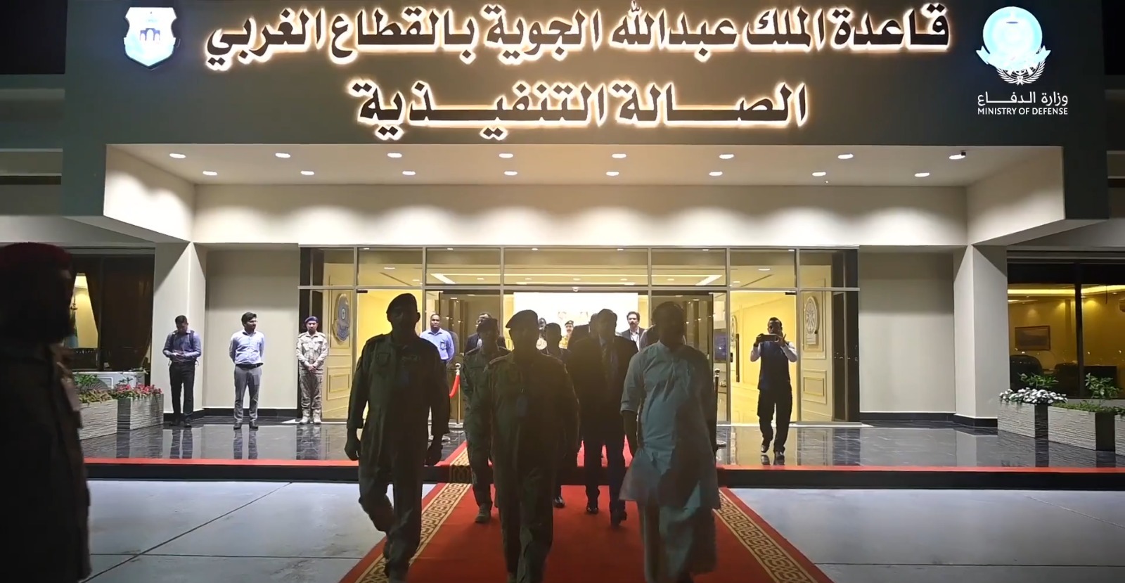 بالفيديو.. طائرة عسكرية هندية تصل إلى المملكة لإجلاء رعايا نيودلهي القادمين من السودان
