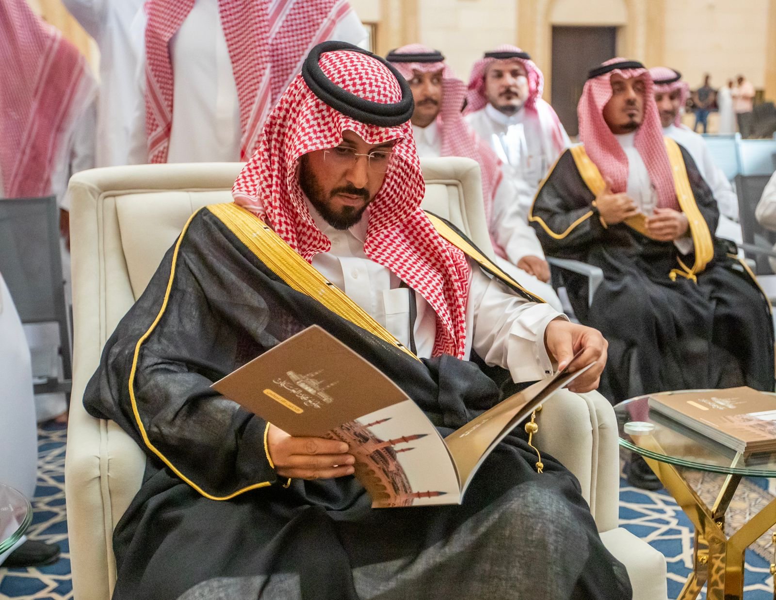 بالصور.. محافظ الخرج يزور جامع العثمان