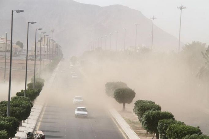 أتربة على مكة وأمطار غزيرة بتلك المناطق.. حالة الطقس اليوم في المملكة