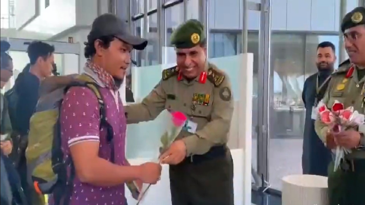 مدير الجوازات يودع 75 إندونيسيًّا بعد إجلائهم من السودان بالورود