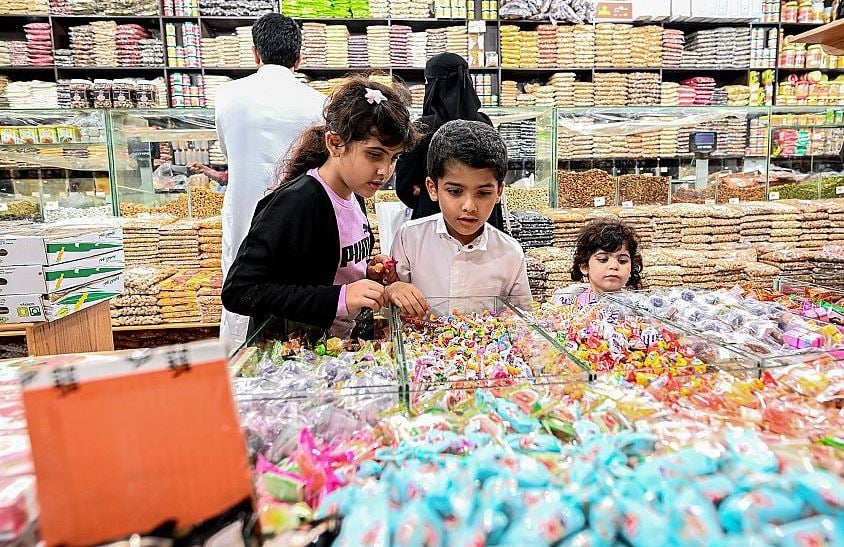  مبيعات الحلويات بينبع تشهد حركة شرائية نشطة مع قرب عيد الفطر