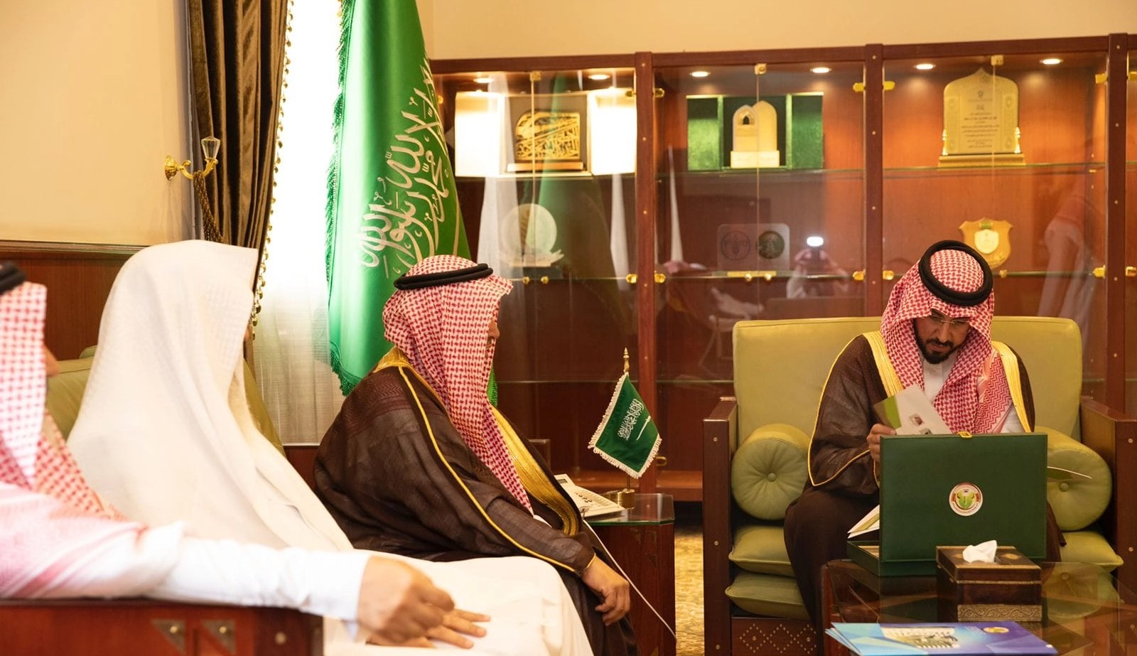 محافظ الخرج يستقبل رئيس وأعضاء مجلس إدارة جمعية الدعوة وتوعية الجاليات بالمحافظة

