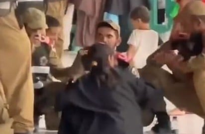  طفلة تقدم القهوة لرجال الأمن في الحرم المكي