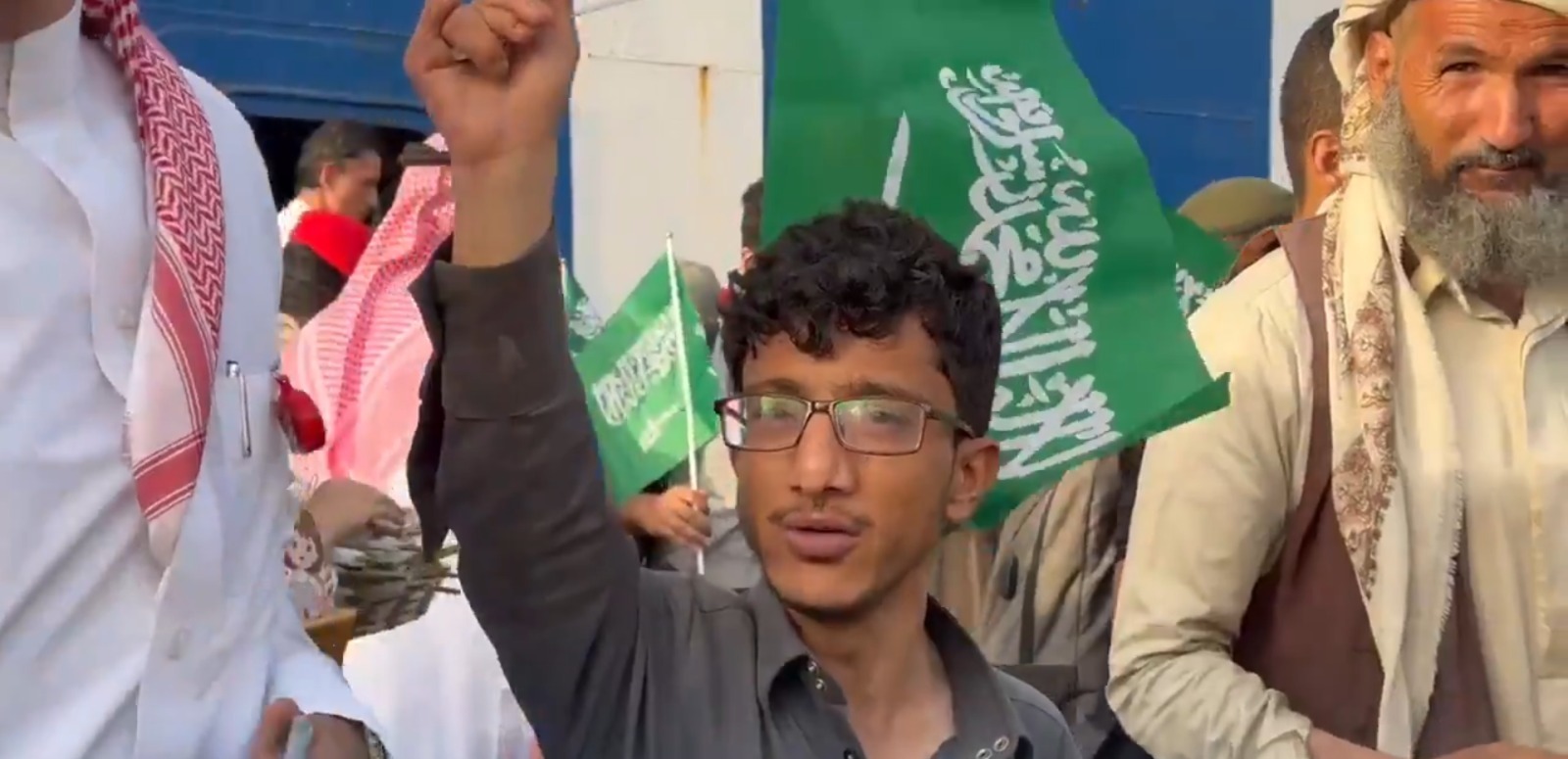 بالفيديو.. مواطن يمني يلقي قصيدة في حب خادم الحرمين وولي العهد بعد إجلائه من السودان

