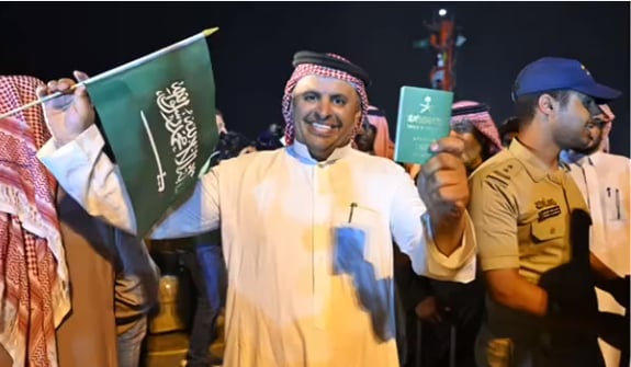 «لا يخاف على عمره».. مقطع مؤثر لمواطن يثمّن قوة جواز السفر السعودي 