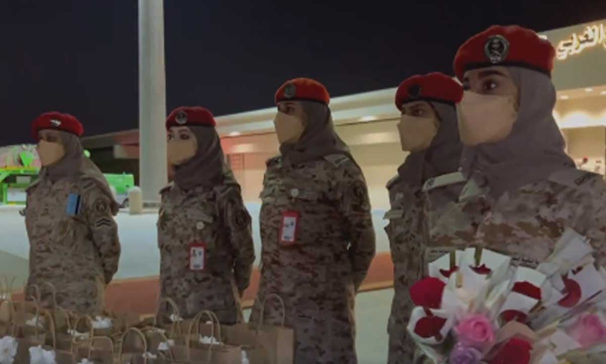 بالفيديو.. جنديات سعوديات يستقبلن طائرة إندونيسية قادمة من السودان