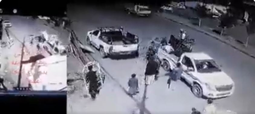 بالفيديو.. ميليشيا الحوثي تسطو على ورشة للألومنيوم وتعتدي على عمالها