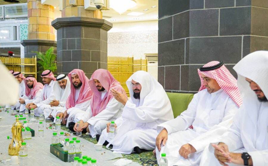 السديس خلال الإفطار مع عدد من الإعلاميين بالمسجد الحرام