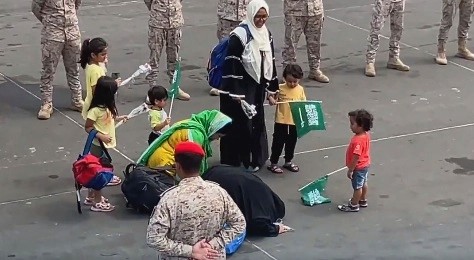 بالفيديو.. رعايا الدول القادمون من السودان «يسجدون لله شكراً» بعد وصولهم المملكة
