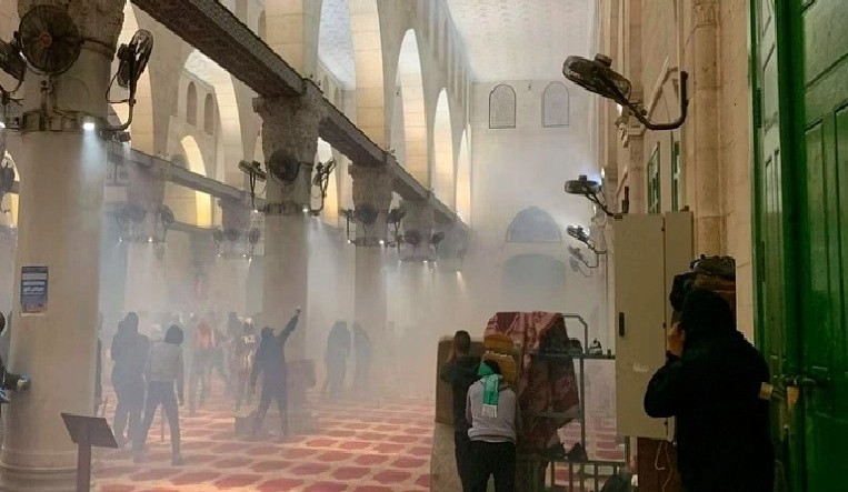 قوات الاحتلال الإسرائيلي تعتدي مجددًا على المصلين في المسجد الأقصى