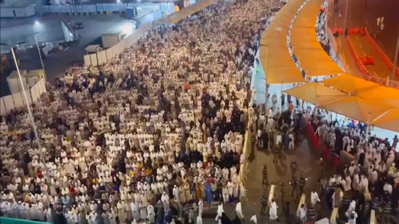 بالفيديو.. امتلاء الشوارع المحيطة بالحرم المكي بالمصلين والمعتمرين في تراويح 27 رمضان
