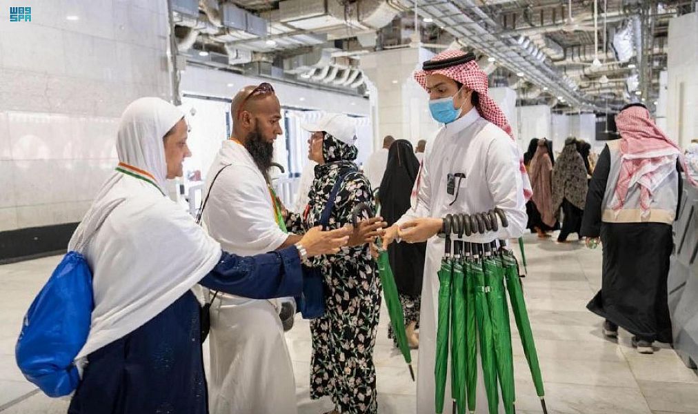 توزيع مظلات على المعتمرين بالمسجد الحرام