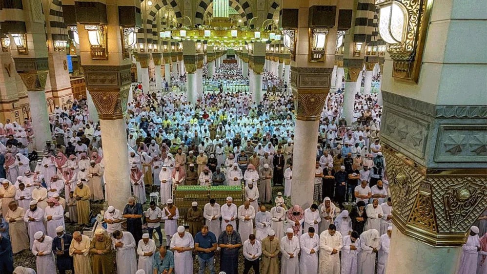 دخول أكثر من  1.3 مليون زائر وزائرة للصلاة في المسجد القديم والروضة الشريفة