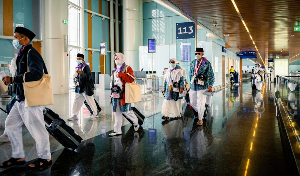 إنقاذ حياة معتمرة إندونيسية توقف قلبها بمطار المدينة المنورة